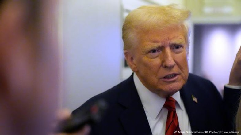 Juíza suspende ordem de Trump de pausar repasses sociais federais