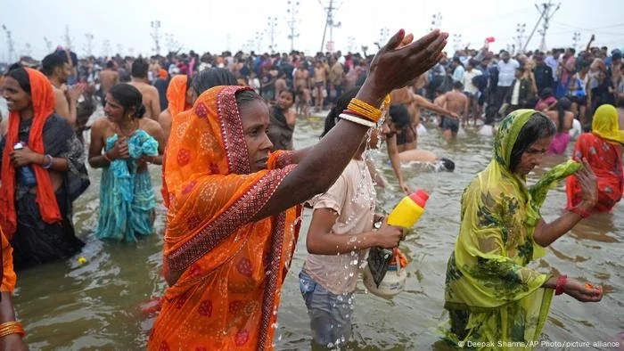 Tumulto deixa dezenas de mortos e feridos em festival na Índia