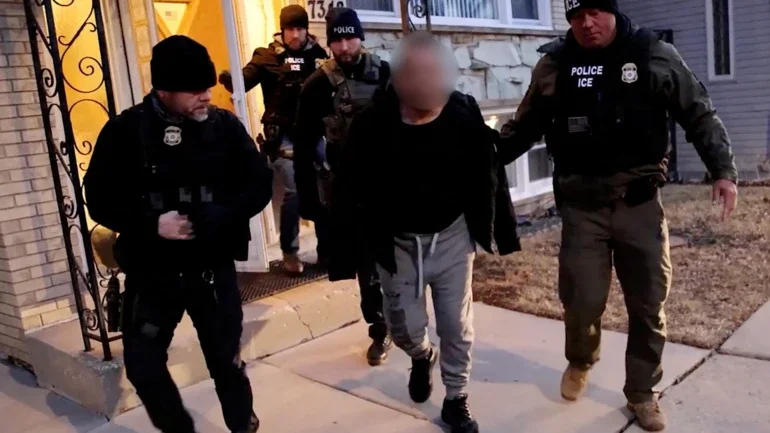 Agentes de Imigração e Alfândega dos EUA (ICE) detêm suspeito de ser imigrante ilegal em Chicago (1)
