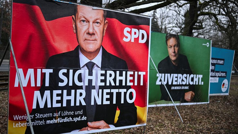 Cartazes de campanha eleitoral representando Olaf Scholz e Robert Habeck, os principais candidatos do Partido Social Democrata da Alemanha e do Partido Verde
