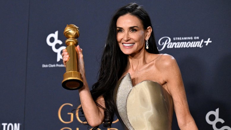 Demi Moore posa com seu prêmio do Globo de Ouro