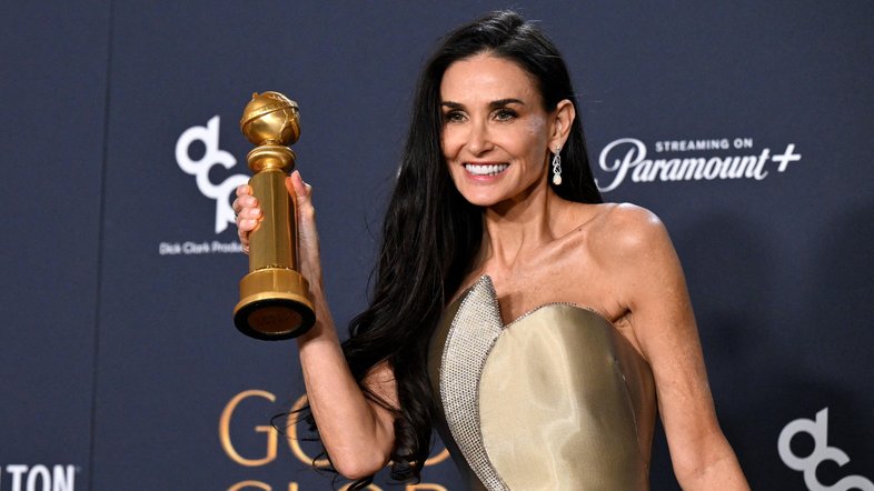Demi Moore posa com seu prêmio do Globo de Ouro