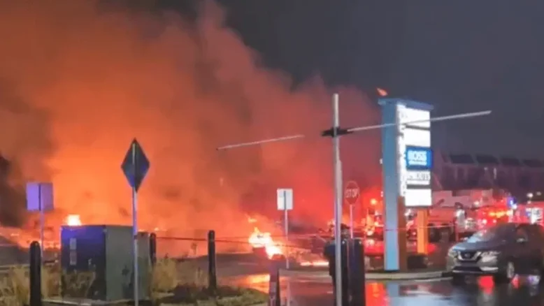 Avião de pequeno porte cai e explode perto de shopping da Filadélfia, nos EUA