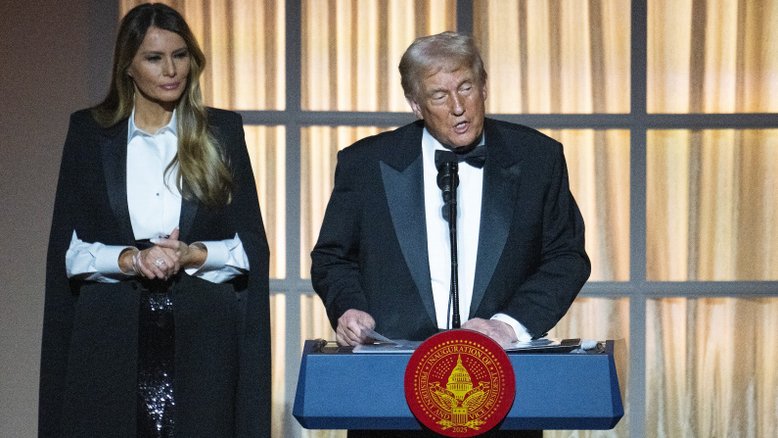 Melania Trump observa Donald Trump durante discurso um dia antes da posse