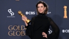 Fernanda Torres posa com seu prêmio no Globo de Ouro