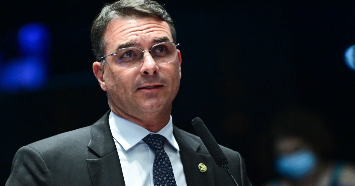 ‘Proibir o pai de falar com o filho é o maior símbolo de ódio’, diz Flávio Bolsonaro