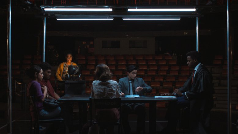 Grace Orsato, Luan Carvalho, Taciana Bastos, Giulia Del Bel, Benjamín e William Costa em cena de 'De Menor – A Série'