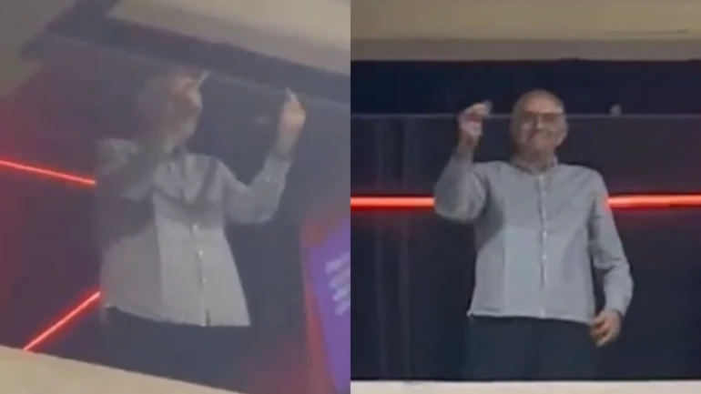 Mario Celso Petraglia, presidente do Athletico-PR, faz gestos obscenos para torcida