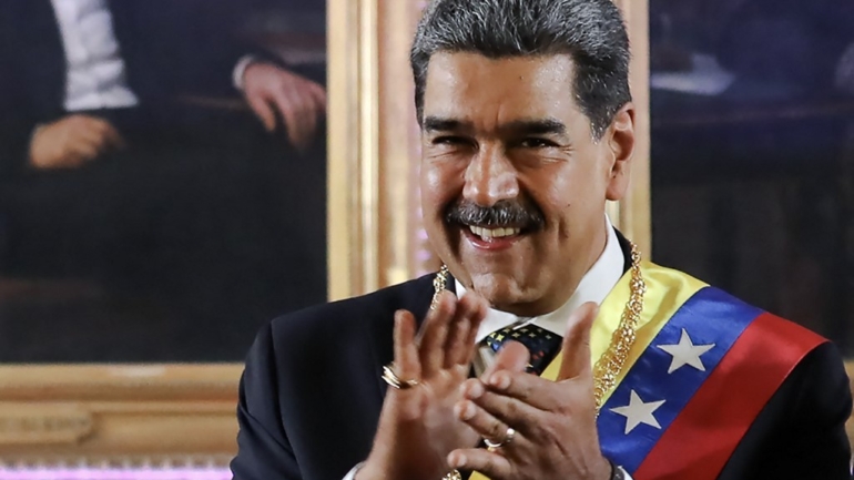 Nicolás Maduro aplaudindo após fazer o juramento durante a posse presidencial