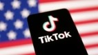 Ilustração com bandeira dos Estados Unidos e logo do TikTok