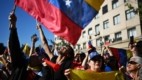 Moradores venezuelanos gritam slogans durante um protesto convocado pela oposição na véspera da posse presidencial em Santiago, Chile