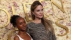 Zahara Jolie posa ao lado da mãe Angelina Jolie no Globo de Ouro