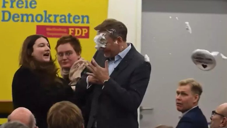 Vídeo: ex-ministro de finanças alemão leva 'tortada' durante evento