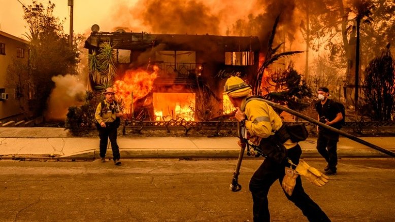 Incêndios 'mais devastadores' já registrados seguem sem controle na Califórnia