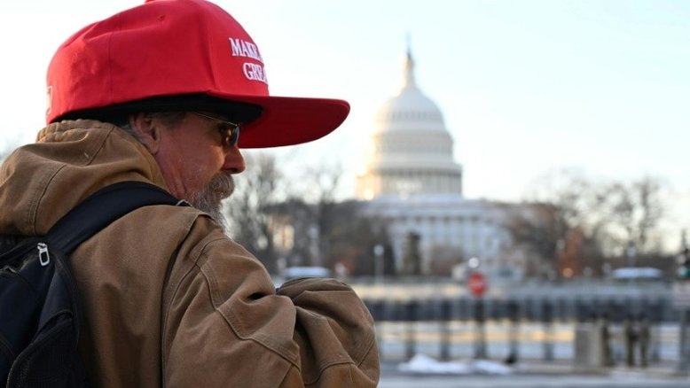 Na gelada Washington, apoiadores de Trump acompanham sua posse pela TV