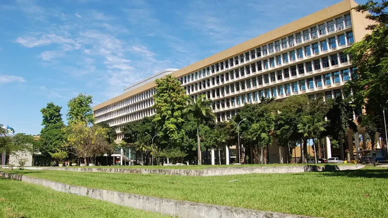 MP denuncia médica da UFRJ por racismo contra auxiliar: 'Vou te colocar no tronco'