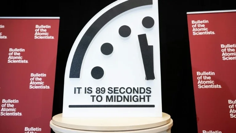 Relógio do Apocalipse se aproxima um segundo da meia-noite, hora do fim do mundo