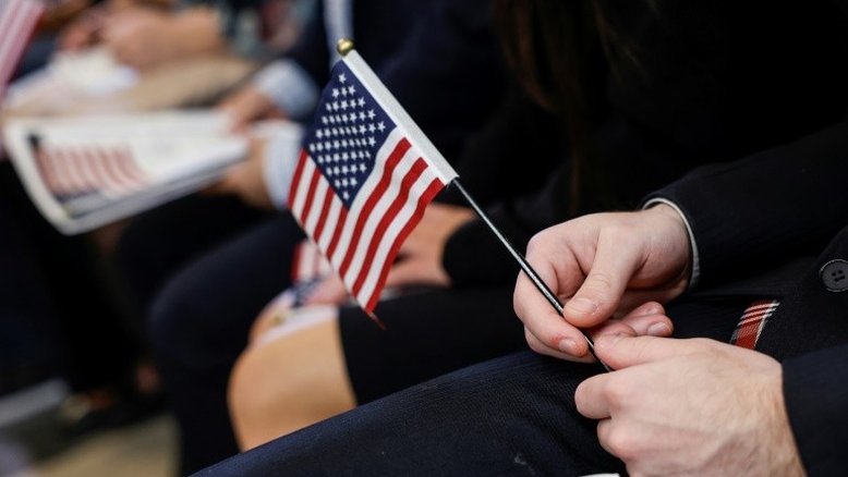 Estados acionam Justiça contra decreto de Trump que elimina direito à cidadania por nascimento