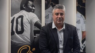 Com dificuldades no mercado de transferências, Santos demite Alexandre Gallo