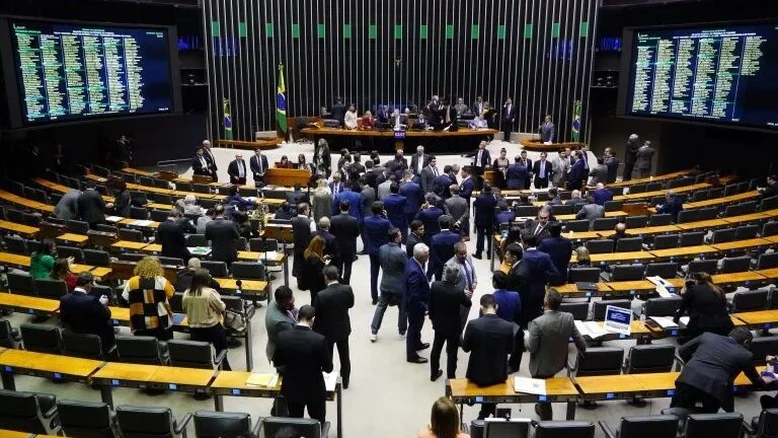 Câmara instala comissão para analisar isenção do IR nesta terça