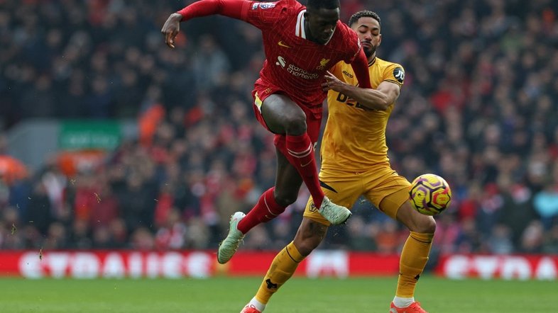Liverpool vence Wolverhampton e mantém vantagem liderança; Tottenham afunda United