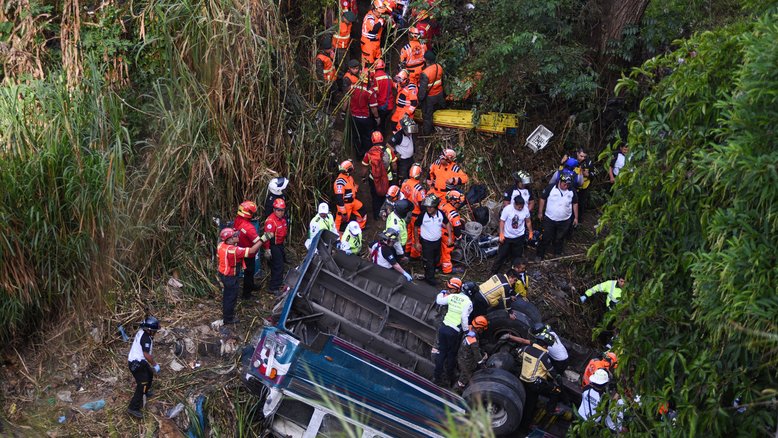 Equipes de socorro respondem a desastre de ônibus na Guatemala 10/02/2025 REUTERS/Cristina Chiquin