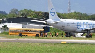 Algemados, brasileiros deportados dos EUA ficaram 12 horas sem comer, diz secretária