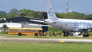 Algemados, brasileiros deportados dos EUA ficaram 12 horas sem comer, diz secretária