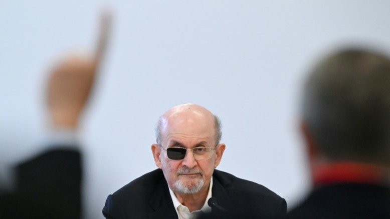 'Estava morrendo': escritor Salman Rushdie depõe no julgamento de seu suposto agressor