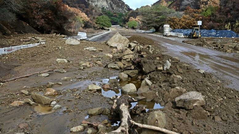 Fortes chuvas em Los Angeles causam deslizamentos em áreas devastadas por incêndios
