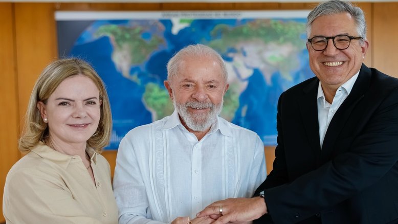 O presidente Lula (PT) durante encontro com o novo ministro da Saúde, Alexandre Padilha, e Gleisi Hoffmann, nova ministra das Relações Institucionais