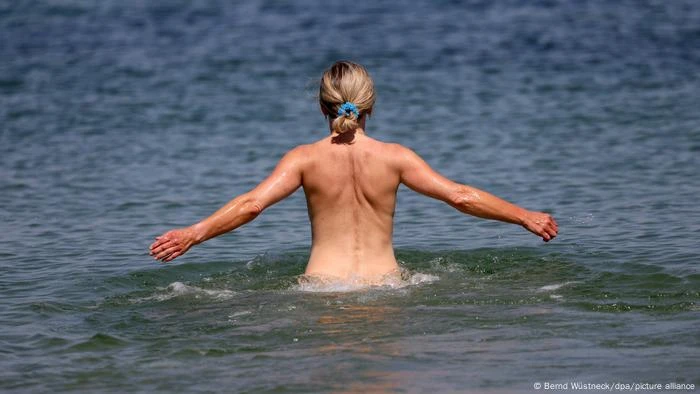 Tire a roupa ou caia fora: cidade alemã protege praias de nudismo