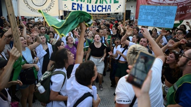 Trabalhadores da saúde pública protestam na Argentina contra cortes de Milei