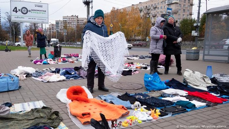 Crise faz crescer procura por consertos e roupa usada na Rússia