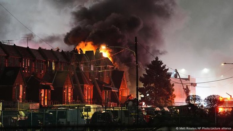 Avião de transporte médico cai em área urbana na Filadéfia