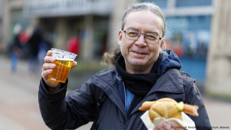 Cidade alemã oferece cerveja gratuita para atrair eleitores