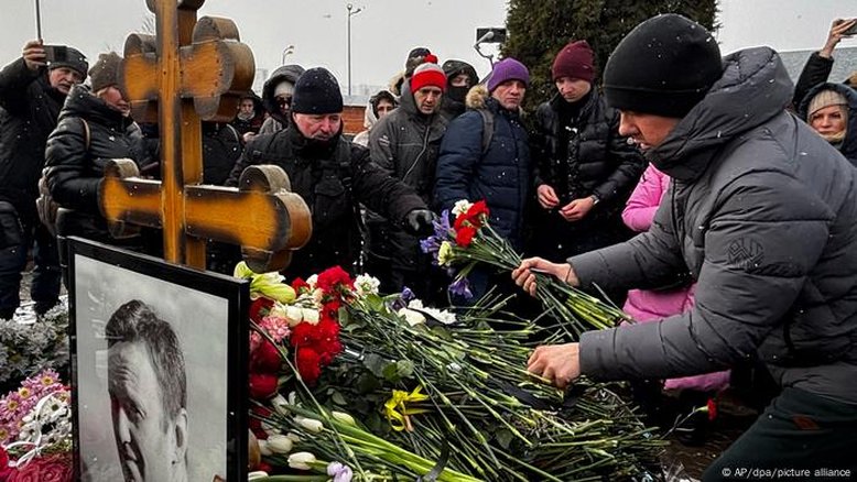 Apoiadores de Navalny se arriscam em homenagens ao opositor na Rússia