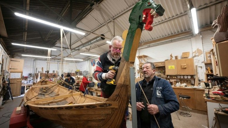 Construção de barco viking é terapia para ex-militares britânicos