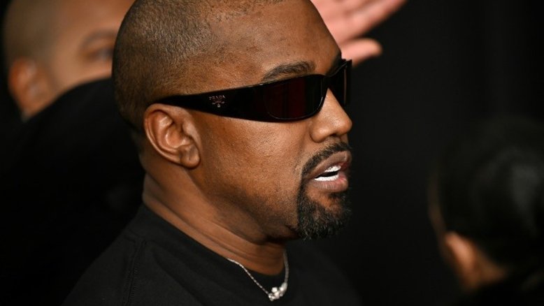 Site de Kanye West sai do ar após vender camisetas com símbolo nazista