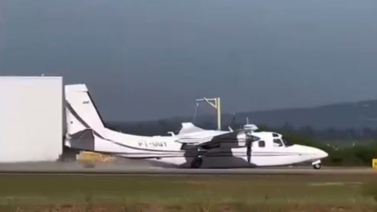 Vídeo: avião faz pouso de 'barriga' após apresentar problemas em Sorocaba