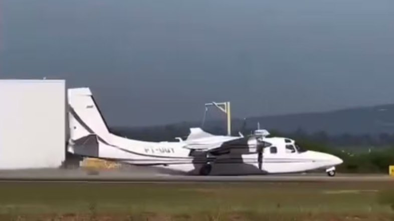 Vídeo: avião faz pouso de 'barriga' após apresentar problemas em Sorocaba
