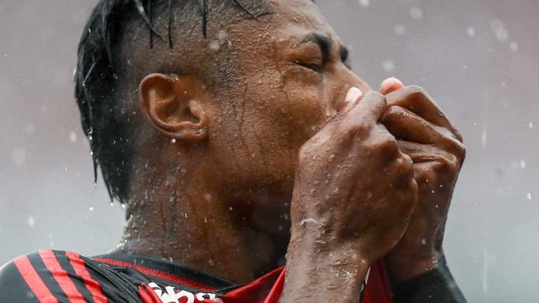 Bruno Henrique comemora gol diante do Botafogo