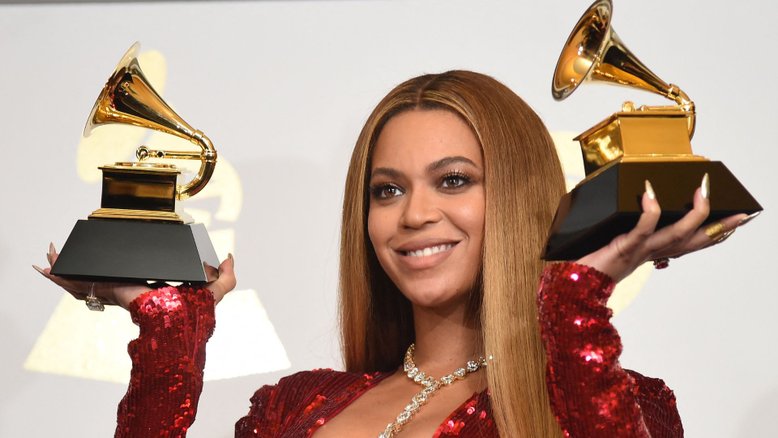 Beyoncé posa com troféus do Grammy em 12 de fevereiro de 2017 em Los Angeles, California
