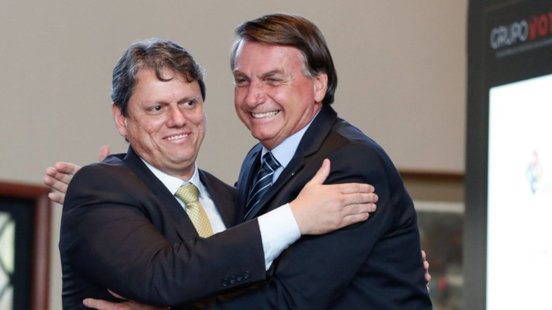 Tarcísio de Freitas abraça Bolsonaro: governador de São Paulo foi ministro do ex-presidente