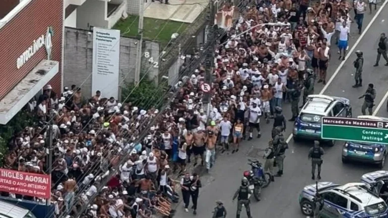 Briga entre torcedores do Sport e Santa Cruz em Recife