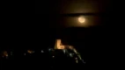 As nuvens não conseguiram esconder esta brilhante Lua Cheia que surgiu sobre o castelo medieval de Tourrette-Levens, perto de Nice, França. Era mês de abril, no ano de 2009, marcando o ápice lunar que seguiu-se ao Equinócio Vernal, que acontece sempre em março. Como primeira Lua Cheia da primavera, no Hemisfério Norte, e do outono, no Hemisfério Sul, ela representa a Lua da Páscoa. Por isso, a data da celebração da Páscoa é móvel, assim como o feriado do Carnaval