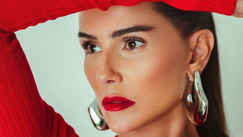 Deborah Secco adere ao transplante de sobrancelhas: especialista explica procedimento