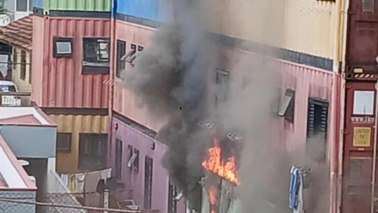Incêndio em containers em Porto Alegre