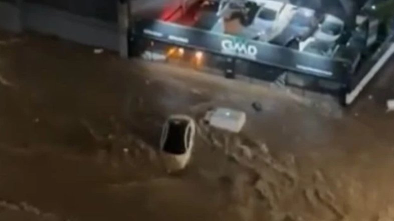 Motorista morre após carro ser arrastado por enxurrada em SP