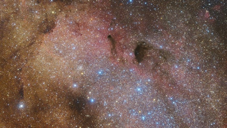 M24 não é uma galáxia brilhante, um aglomerado de estrelas ou uma nebulosa. É uma lacuna nas nuvens de poeira interestelar que permite a visão das estrelas distantes, no braço espiral de Sagitário da nossa galáxia, a Via Láctea. Como uma janela com mais de 300 anos-luz de largura, em meio à Constelação de Sagitário, M24 abre a visão para estrelas a cerca de 10 mil anos-luz ou mais da Terra. Às vezes chamada de Pequena Nuvem Estelar de Sagitário, suas estrelas preenchem esta linda paisagem estelar. Este campo de visão telescópico inclui ainda as marcas escuras B92 e B93, logo acima do centro, juntamente com outras nuvens de poeira e nebulosas brilhantes em direção ao centro da Via Láctea